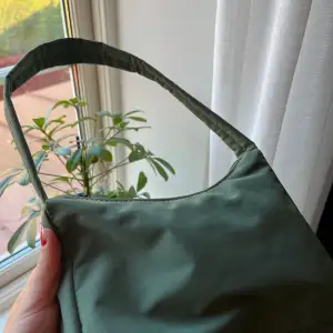 Snygg väska i så fin grön färg från Gina tricot, aldrig använd! Sitter perfekt över axeln.