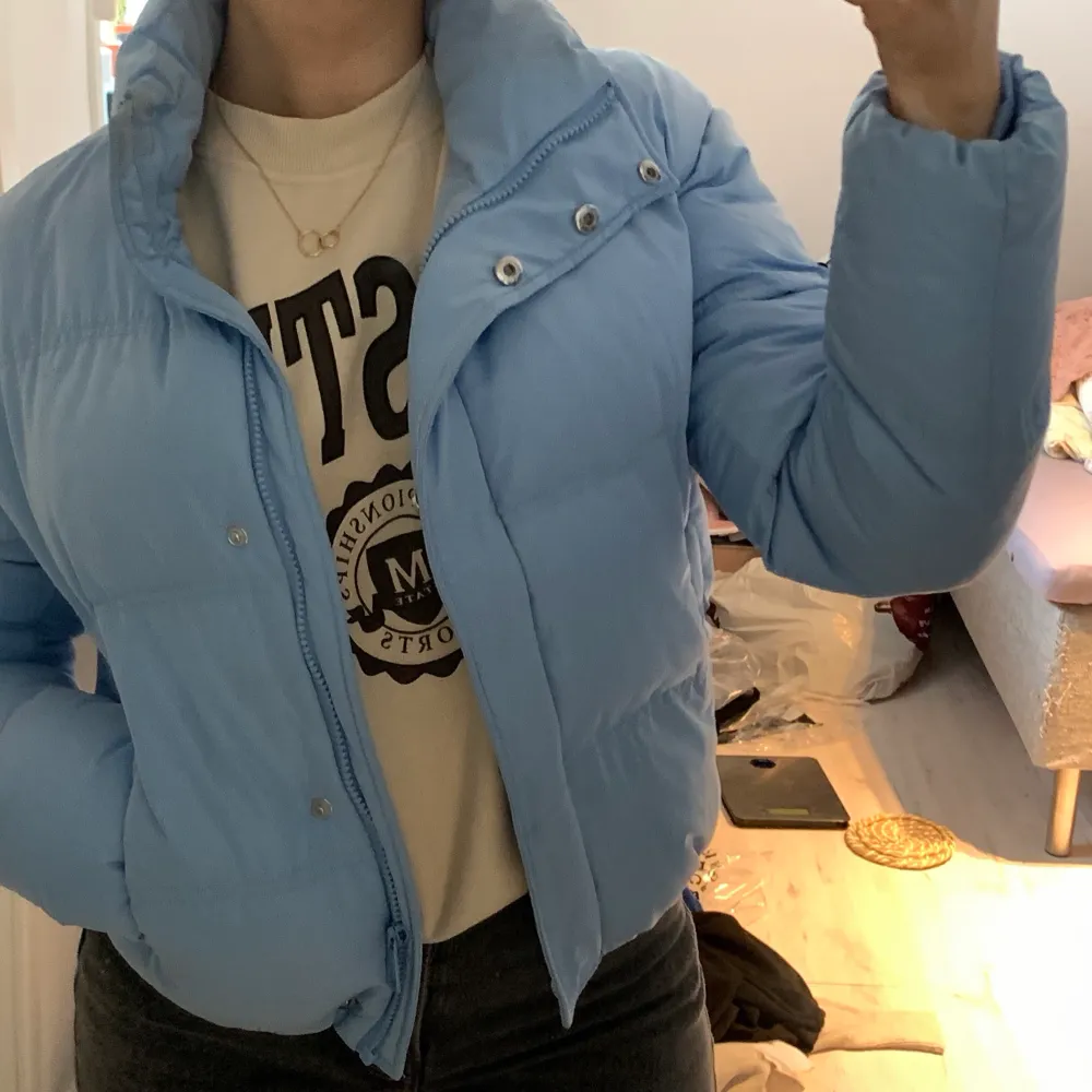 Säljer min blåa puffer jacket då jag vill köpa en ny till vintern! 🫶🏼. Jackor.
