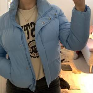 Säljer min blåa puffer jacket då jag vill köpa en ny till vintern! 🫶🏼