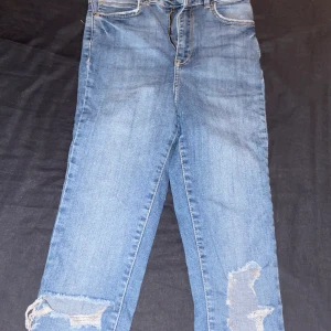 Molly - Gina jeans med hål på knäna, använda ganska mycket men ser ut o vara i nyskick