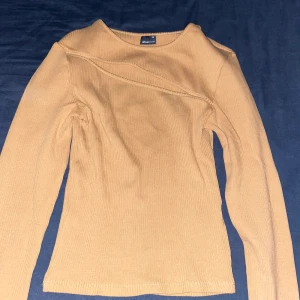 Gina tricot tröja - Orange/beige tröja med öppning vid brösten (skicka privat för mer bilder från Gina tricot, helt oanvänd 