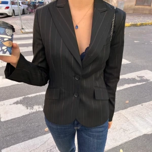 Kavaj  - Denna kavaj släpps den 6e november på vår hemsida ❤️HÅLL UTKIK! Följ vår instagram som är länkad i vår profil ❤️