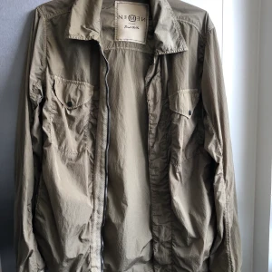 Nemen Nylon Metal Overshirt - En dunder jacka från italienska Nemen. Kvaliteten är extremt bra och dessa jackor är väldigt sällsynta nu för tiden. I nyskick och inte supersugen på att sälja men för rätt pris kan jag tänka mig släppa den. 