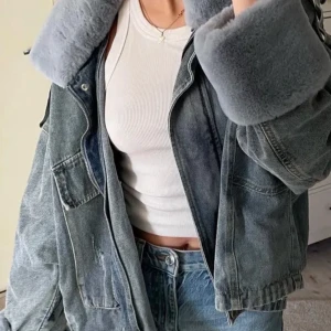 Fin vår/höst jacka - Lägger upp på nytt då det blev strul med budgivningen!🫶🏼fin och snygg jacka i jeans material med fluff som är avtag bart❣️