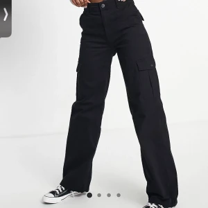 Byxor Pull&bear -  Säljer för att kommer inte använda av dessa det är storlek 36  från Pull&bear 