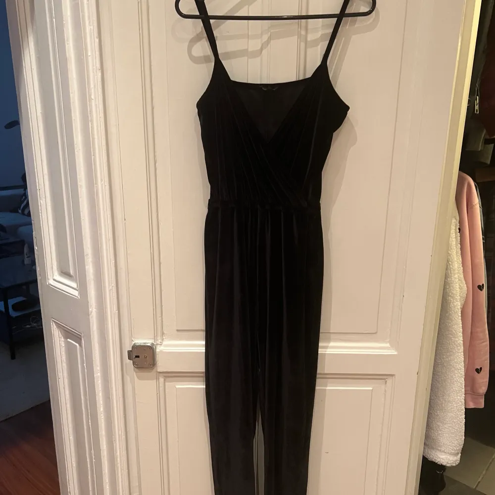 Soft black velvet jumpsuit from Topshop with wrap front and figure hugging legs. Perfect condition. EU size 36. . Klänningar.