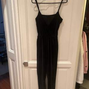 Soft black velvet jumpsuit from Topshop with wrap front and figure hugging legs. Perfect condition. EU size 36. 