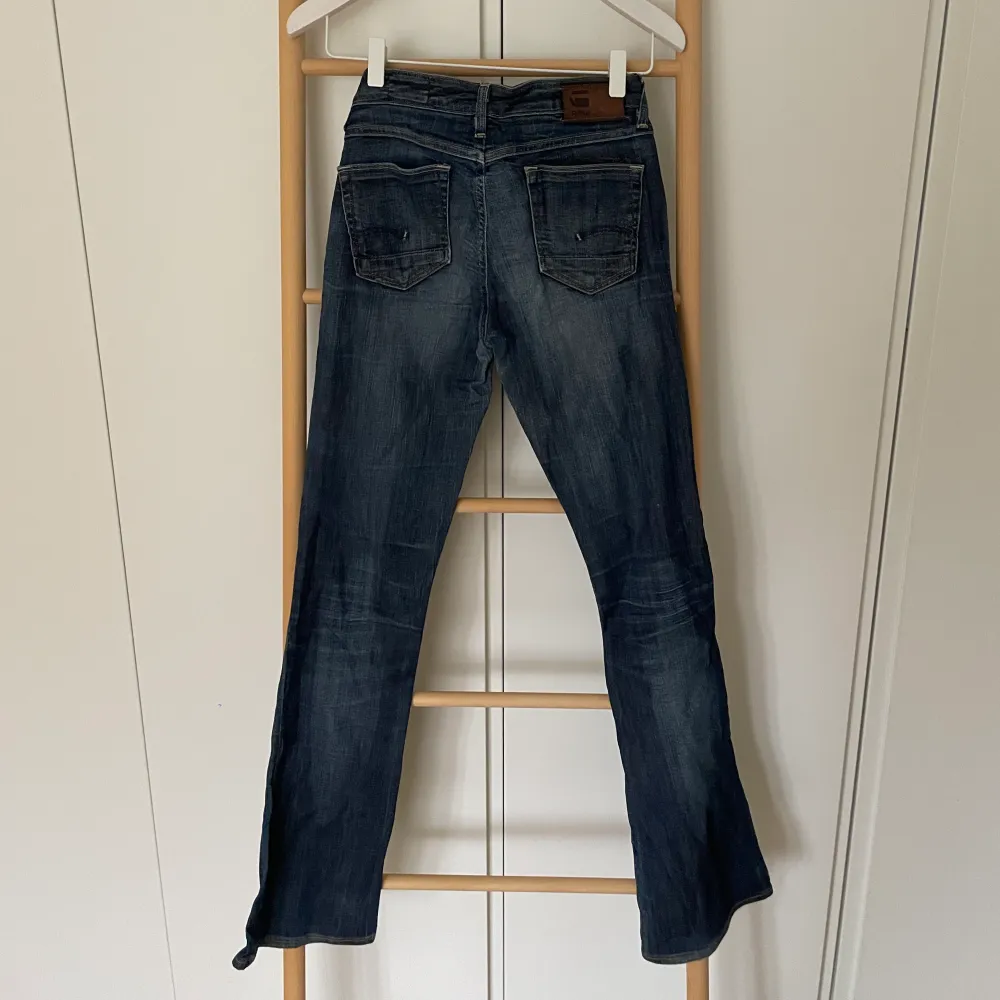 Mörkblåa jeans från G-STAR RAW med slitning på knät . Jeans & Byxor.