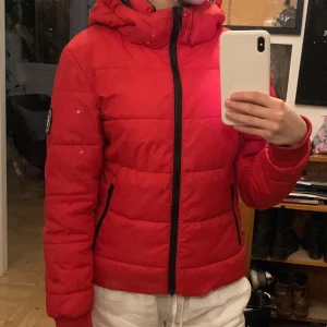 röd jacka  - Säljer denna fina röda jacka från Everest då jag har en liknande. Är storlek 152 men den passar mig som är 164 och har XS!  Jätte fin nu till vintern  Pris går att diskutera, Köparen står för frakt 📦💕