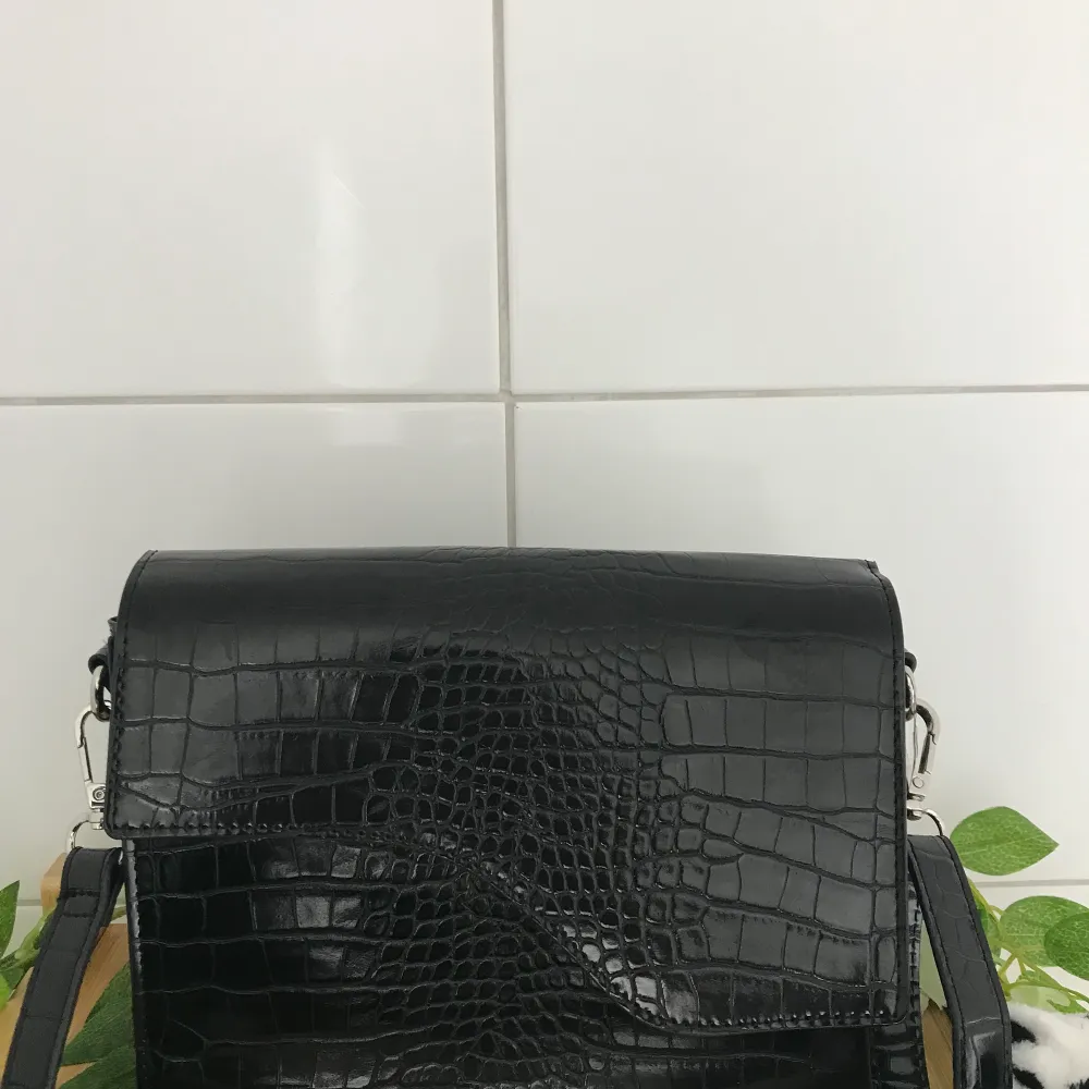 Säljer min svarta Axel väska för att den inte är riktigt min stil och jag använder inte den säljer den för 150kr . Väskor.
