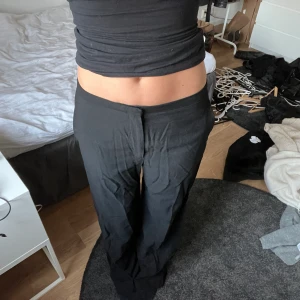 lågmidjade svarta kostymbyxor hm - lågmidjade svart kostymbyxor från hm💕