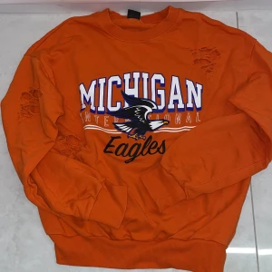 Tröja  - Tuff, väldigt skön material, mysig tröja, finns i storlek S och XS från Gina tricot