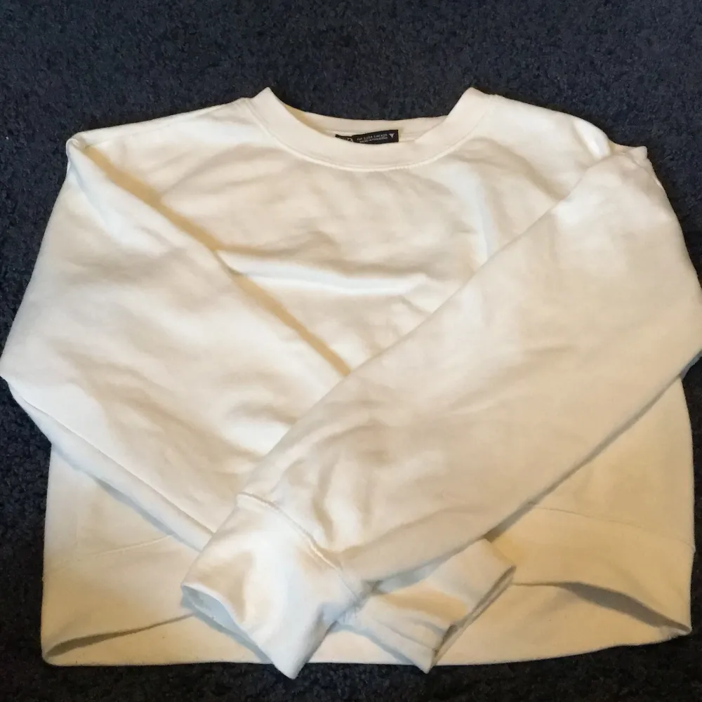 Snygg vit sweatshirt från zara i storlek s🤍 . Tröjor & Koftor.