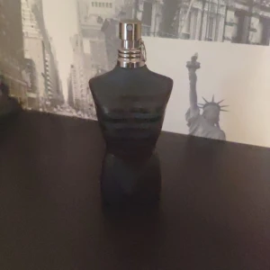 Jean Paul Gaultier Ultra Male 75ml - JPG Ultra Male 75ml använd 3 gånger. En söt parfym som är perfekt för höst och vinter. Köparen står för frakt