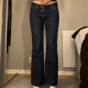 Jeans  - Snygga lågmidjade vintage Jeans från lee, bra skick. Passar mig som är st S och 170 lång. 90kr+frakt🤍