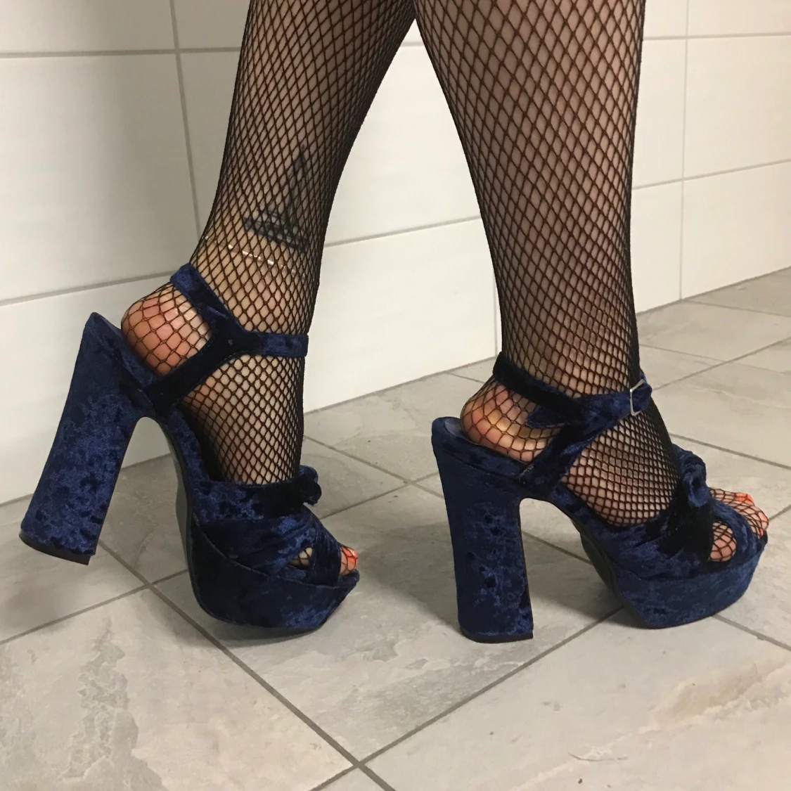 Blåa sammetsklackar