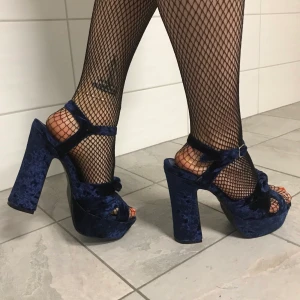 Blåa sammetsklackar - Oanvända klackar i mörkblå sammet som dessvärre är för stora för mig. Klackhöjd 13 cm, platåhöjd 4 cm. 