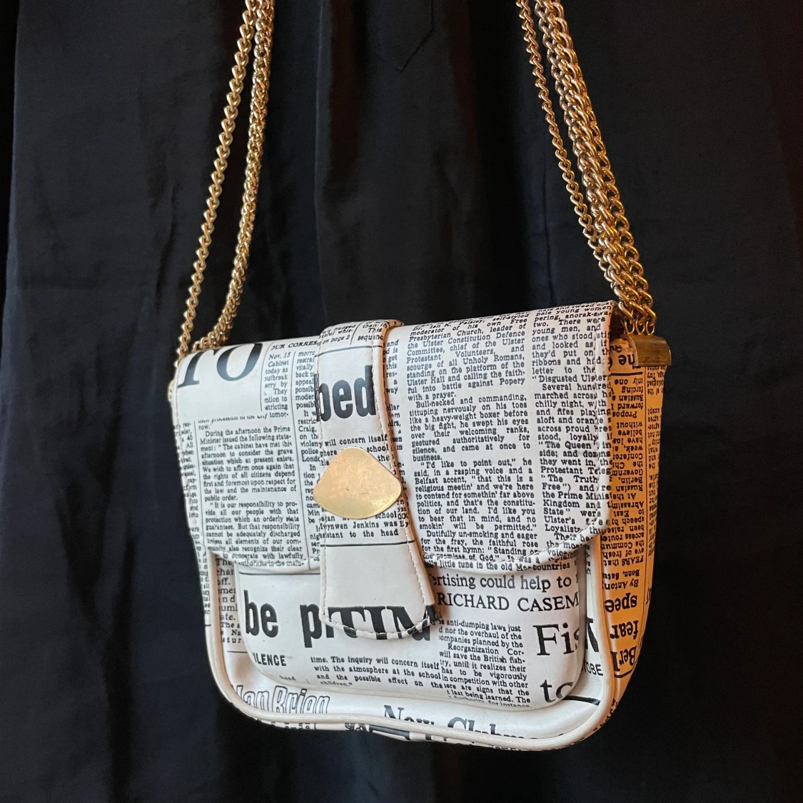 Axelväska med tidningsmönster