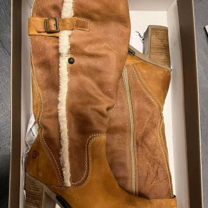 Stövlar  - Stövlar i nyskick. Använda två gånger. Köpta för 1400 Säljs för 500 Jag kan mötas upp inom Stockholm, annars står köparen för frakten.