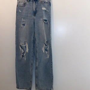 Lose straight Jeans - Lose straight jeans ifrån hm i storlek 38. Sitter jättefint på men kommer inte till användning längre.