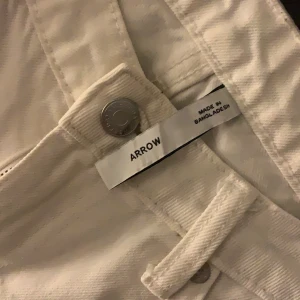 Arrow jeans - Sjukt fina arrow jeans, för små för mig som har storlek 36 men passar någon med 34 och neråt! Går ner till fötterna på mig som är runt 169. Köptes på plick.