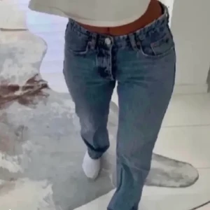Jeans - Säljer mina mide rise jeans från zara i färgen ”vattenblå”  Dom är snygga och sitter bra 😅 de ända är att det är ett litet hål på knät men man kan lätt sprätta upp det om man vill eller om man vill sy. Skriv för bilder på dom och visar hålet i dom :)💗