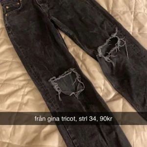 Svarta jeans med hål - Från gina tricot, bra skick sitter bra!