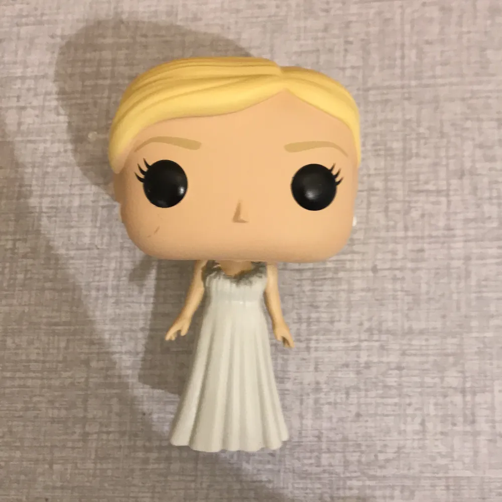 Fleur funko pop, har två små defekter/märken som man ser på bild 2, men inget mer än det. På grund av de små märkena säljer jag den billigt. Jag är inte riktigt säker på vad frakten blir, skriv till mig så kollar jag på det! TRYCK INTE PÅ KÖP NU! :). Övrigt.