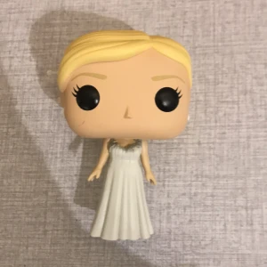 Harry Potter funko pop - Fleur funko pop, har två små defekter/märken som man ser på bild 2, men inget mer än det. På grund av de små märkena säljer jag den billigt. Jag är inte riktigt säker på vad frakten blir, skriv till mig så kollar jag på det! TRYCK INTE PÅ KÖP NU! :)
