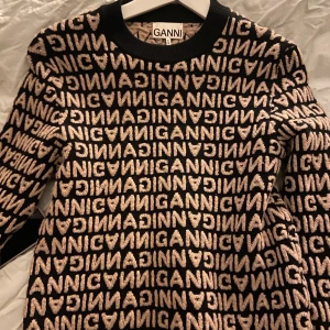 Ganni tröja - En stickad tröja från Ganni i storlek S. Nypris 3000 kr, knappt använd så väldigt bra skick! Säljer för 1500 kr (svart med beige ganni text)