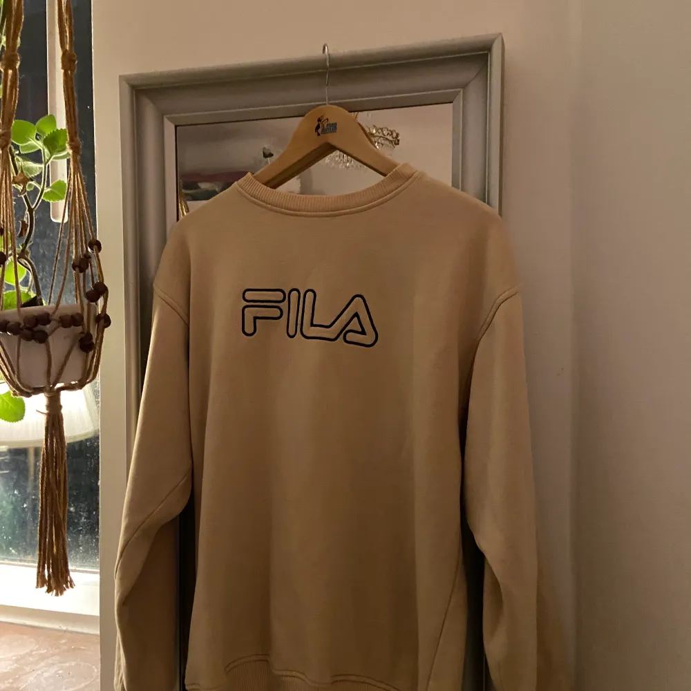 Garderobsrensning!  Säljer bland annat denna coola retro tröjan av märket FILA, inköpt på Humana för ett tag sedan🌺 Sitter mer som en L. Hittar du någonting annat du gillar så kan pris absolut diskuteras! 🥰. Tröjor & Koftor.