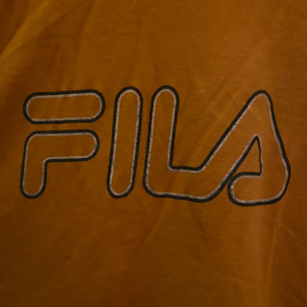 Garderobsrensning!  Säljer bland annat denna superhärliga tishan av märket FILA, sitter mer som en M-L 🌟 OBS: finns en liten fläck vid halsen!  Hittar du någonting annat du gillar så kan pris absolut diskuteras! 🥰. T-shirts.
