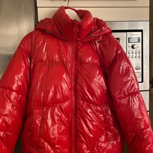 Röd glansig jacka - En röd pufferjacket från vero Moda i storlek M. Normal i storleken, använd max 2 gånger så inga tecken på användning. Inköpt på Zalando förra året! ❤️ Pris kan diskuteras vid snabb affär! 🥰