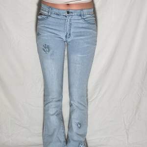 KONTAKTA INSTAGRAM DM VID INTRESSE Jeans 012❤️‍🔥 Märke: New line Storlek: Unknown  Midjemått: 72cm Innerbenslängd: 82cm  Modellen är W29 EUR38 och 165cm lång