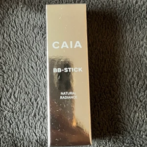 CAIA BB-STICK 20W - Jag har råkat få hem 2 identiska ordrar från caia som jag inte hunnit skicka tillbaka, därav säljer jag dubletten som är helt oanvänd & givetvis oöppnad!💕 på sista bilden syns min egna som jag börjat använda tsm med det oöppnade exemplaret. ÄLSKAR!!!!!❤️