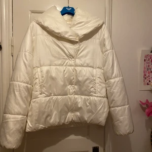 Vinterjacka  - Vit vinterjacka från H&M. Oanvänd, ordinarie pris 498:- säljes för 249:-. 