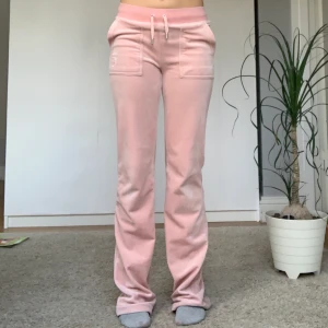 Rosa juicy byxor - Fina juicy byxor i väldigt bra skick! Dock en liten missfärgning vid fötterna där bak som jag kan skicka bild på men de syns knappt när de är på🥰Lite långa på mig som är 158🥰