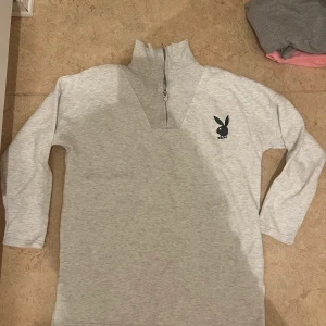 Playboy lång tröja - Stor i strl Vill ni ha bild när jag har på mig den så kan jag lösa det! Kan mötas upp i Göteborg centrum.