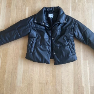 Puffer jacket - Svart puffer jacka från nakd I bra skick  Strl 32 men passar mig som har 32/34