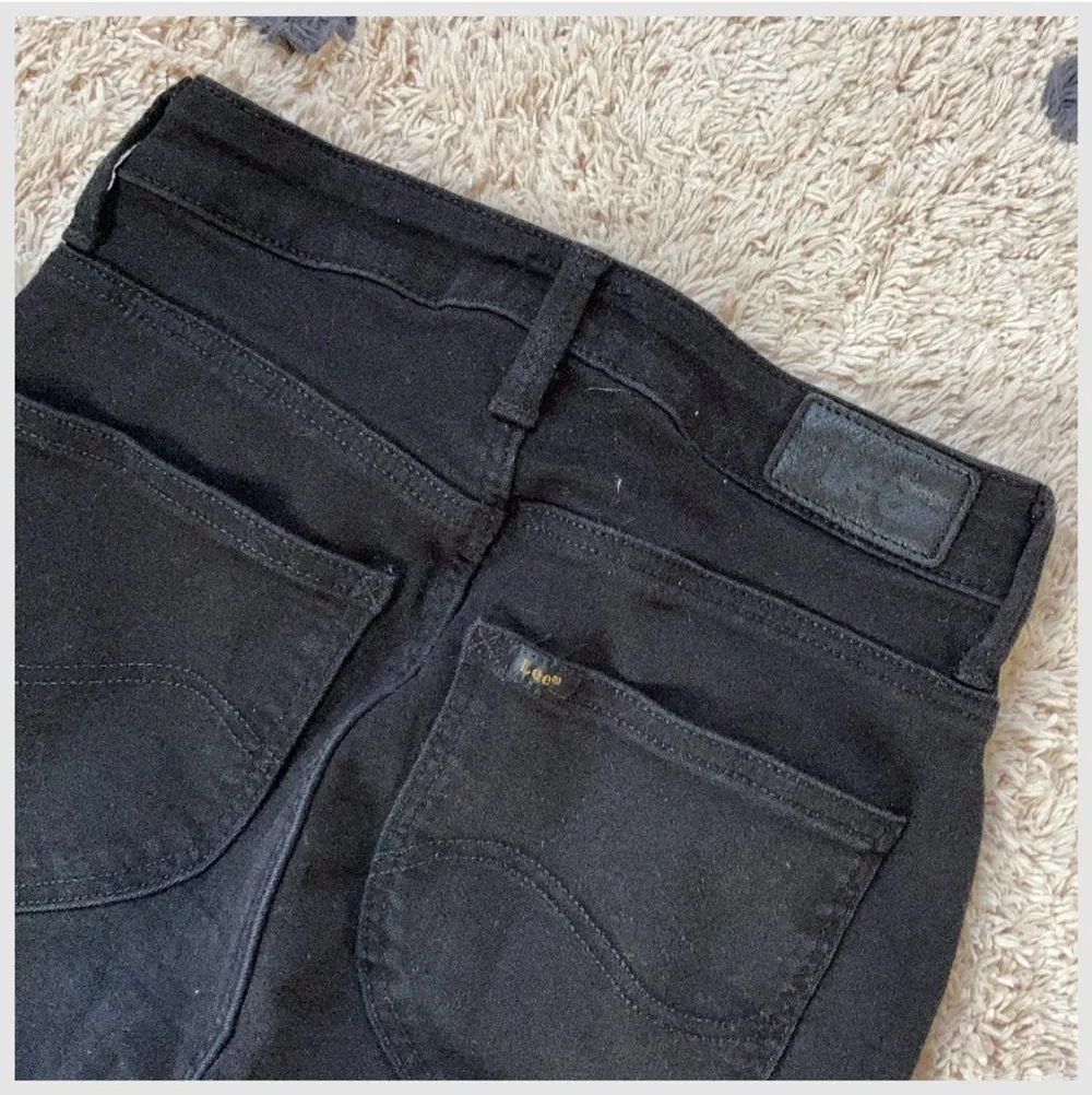Lee jeans i svart W26 L33 Breese. Använda men i mycket fint skick . Jeans & Byxor.