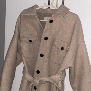 Kappa  - Jag säljer min fina kappa från Nelly, den är i nyskick. 