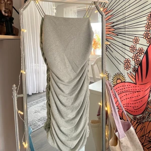 Glittrig Klänning  - Så fin klänning köpt från Shein, formar kroppen perfekt! Endast använd en gång av mig! Köparen betalar för frakten och katt finns i hem 💗