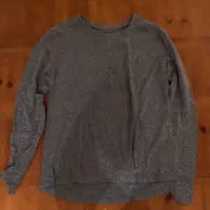 En Hollister tröja som inte används längre, vilket jag nu säljer för ett mycket bra pris!