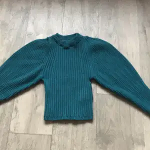 Jätte fin tröja, nästan oanvänd. Säljer den för att den är för kort i armarna passar även folk som har storlek xs , kontakta mig för mer info!💕