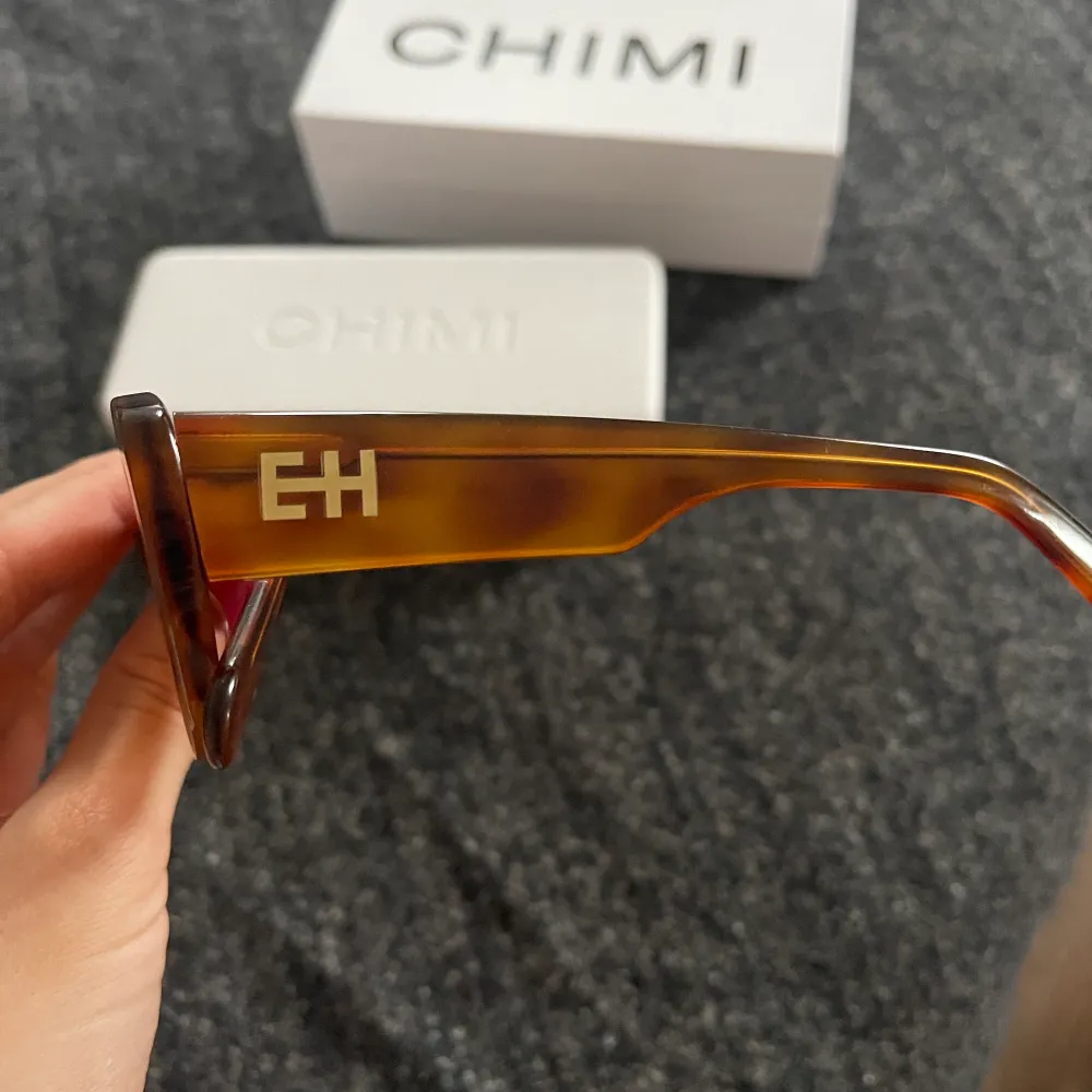 Limiterade solglasögon från Chimi x Elsa Hosk kollektionen. Använda, men i mycket fint skick. Fodral och låda kommer med. Accessoarer.