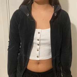 Svart kofta från cubus - En basic kofta från cubus som jag köpte för ca 1 år sedan men har inte använt mycket alls. Snöret är borta däremot. Den är i hyfsat bra skick, jättemjuk och mysig.