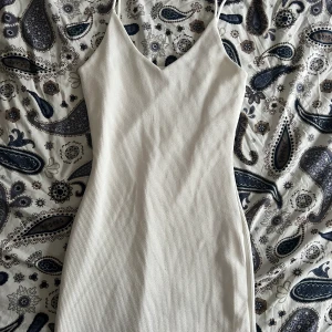 Vit klänning från mango - Vit kort klänning från mango i storlek S, inga fläckar och är i fint skick🤍 
