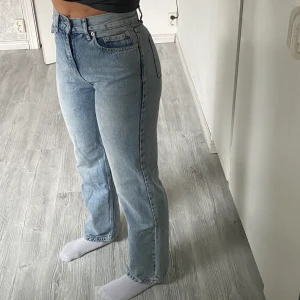 Regular Fit Jeans  - Blå jeans med bra passform, formas efter kroppen. 