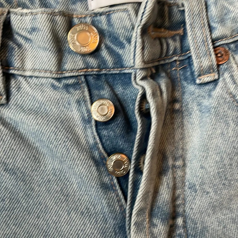 Hör är de två jeansen som jag redan har lagt upp! Jag säljer båda för 100 kr totalt plus prakt! . Jeans & Byxor.