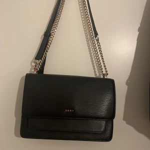 DKNY väska - Svart DKNY väska i fint skick